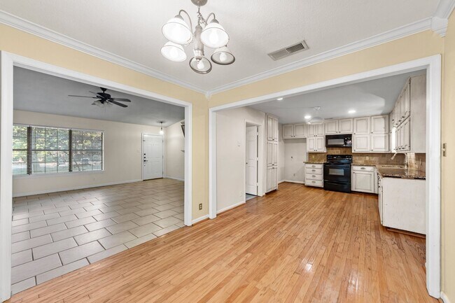 Building Photo - 121 Lake Vista W