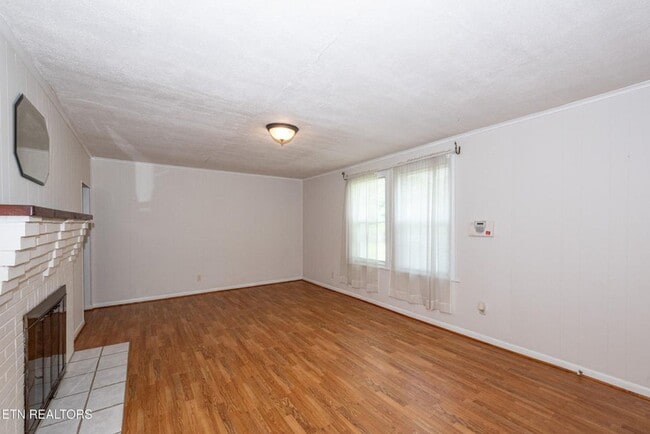 Building Photo - Maryville 37804 - 2 bedroom, 1 bath home w...
