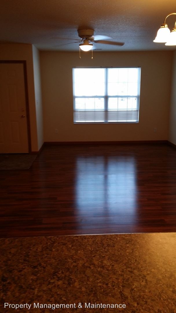 Building Photo - 1906 N Oak Dr