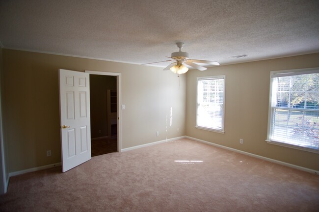 Building Photo - Dunwoody Living at Its Best – Spacious 4BR...