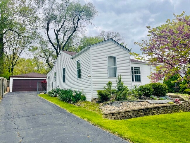 Building Photo - 36936 N Helen Dr