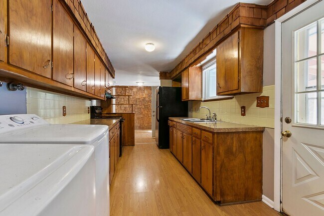 Building Photo - 400 Tedmon Dr