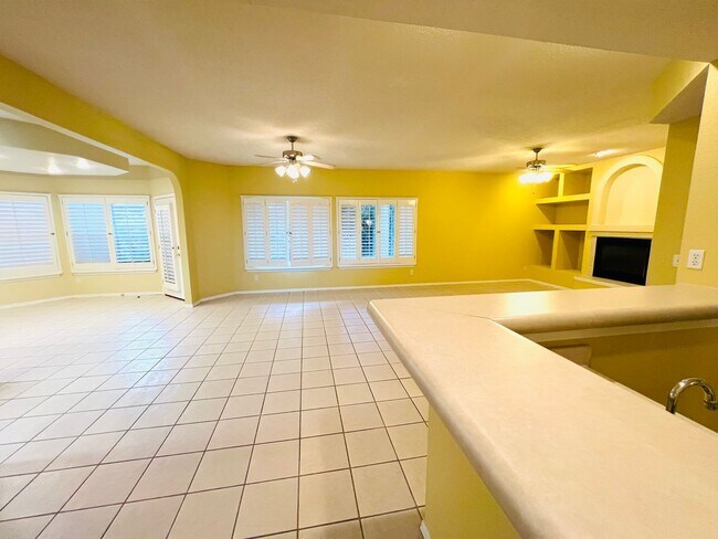 Building Photo - Stunning 4 bedroom, 3 bath home in West El...