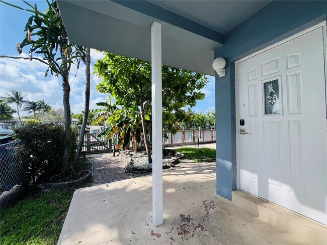 Building Photo - 2033 Calais Dr
