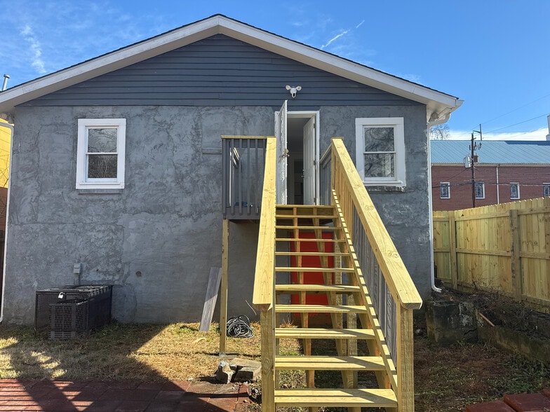 Building Photo - Room in Single Family Home on Griffin St NW