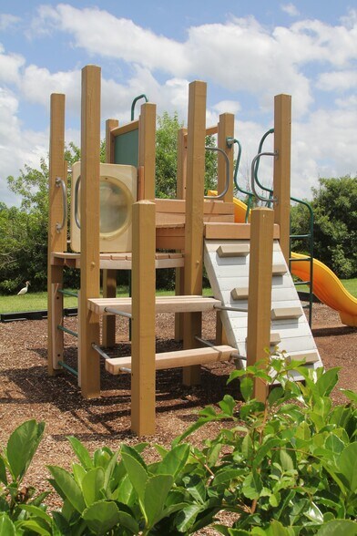 Building Photo - 114 SW Peacock Blvd