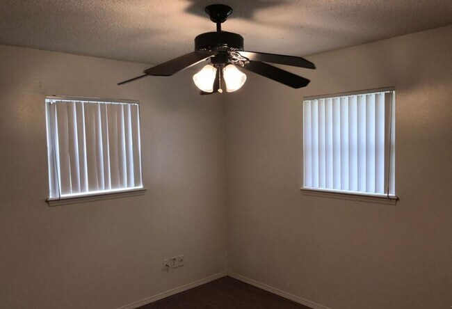 Building Photo - Cozy home near Sky Ranch Elementary!