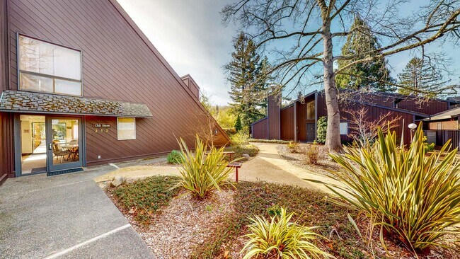 Building Photo - PURE Property Management Presents: Beautiful 3 Bedroom/2 Bath in Santa Rosa!