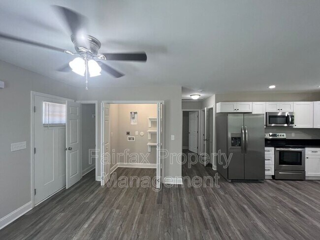 Building Photo - 2109 Hart St