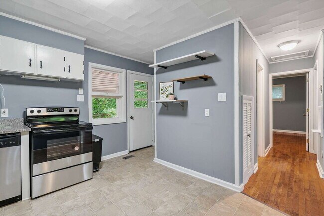 Building Photo - Charming 2-Bed Home with Hardwood Floors and Fenced in Yard