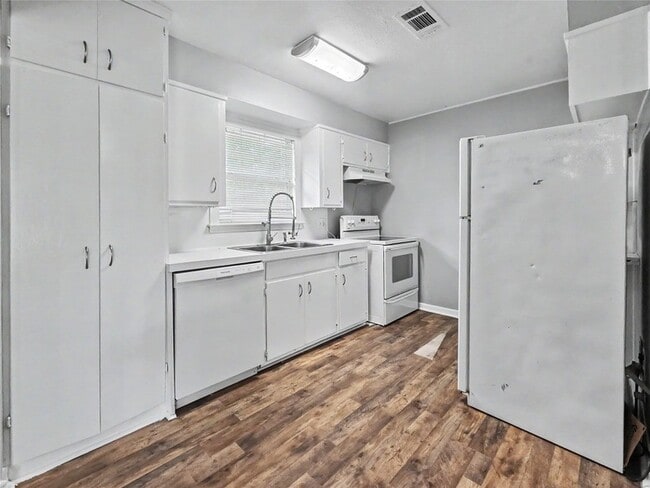 Building Photo - 1302 Westward Ave