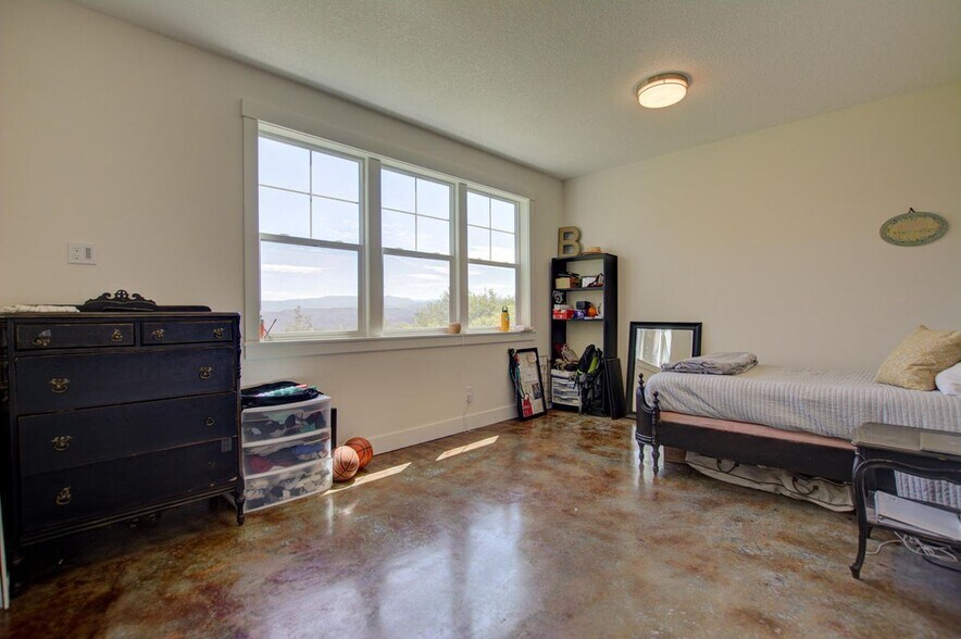 Building Photo - 14070 SE Baumback Ave