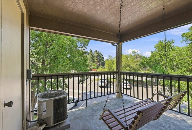 Building Photo - $1,595.95 2 bed, 2 bath located in Lakewood with a washer and dryer