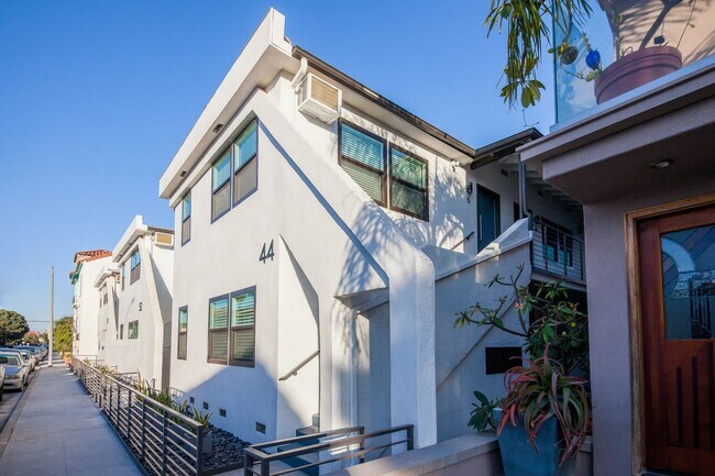 Building Photo - Beautiful Studio Apartment in Belmont Shor...