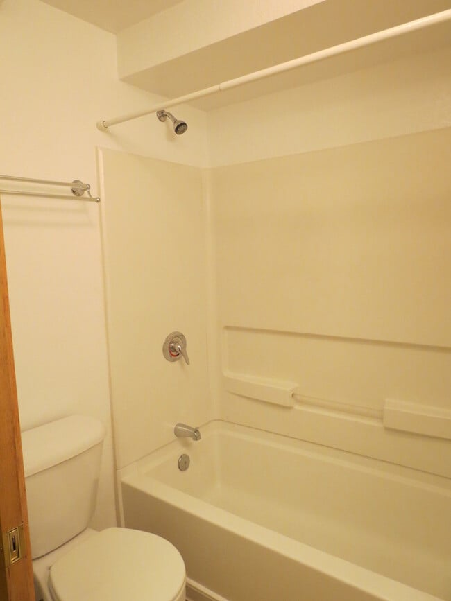 Building Photo - 3 BEDROOM | 2 BATH | SPACIOUS RAPID VALLEY...