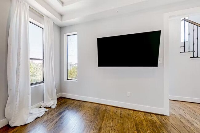 Building Photo - 1928 Oakdale St