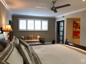 Building Photo - Beautifully updated 2 bedroom 2.5 bath tow...
