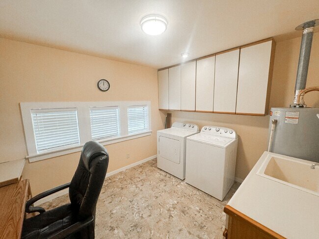 Building Photo - Adorable single story home in Landa Park E...