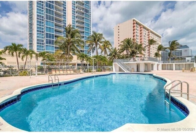 Building Photo - 2655 Collins Ave