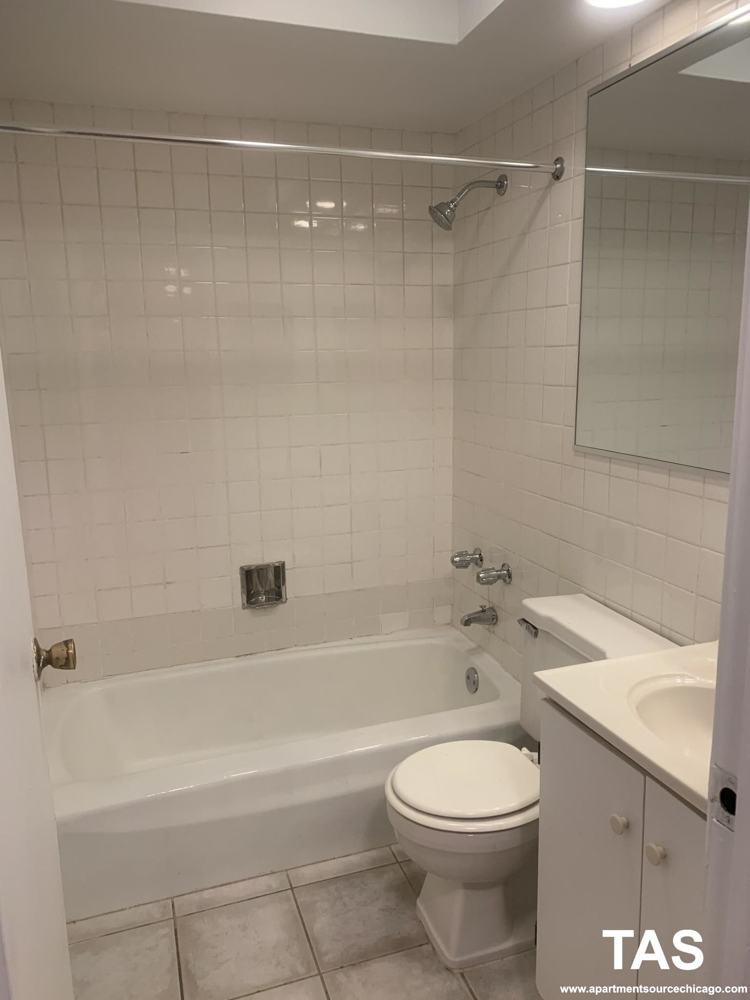 Building Photo - 540 W Roscoe St