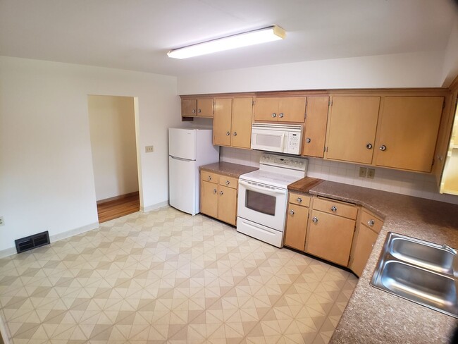 Building Photo - 3+ Bedroom 2 Bath Single Family House in O...