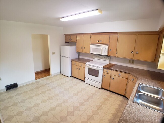 Building Photo - 3+ Bedroom 2 Bath Single Family House in Owatonna