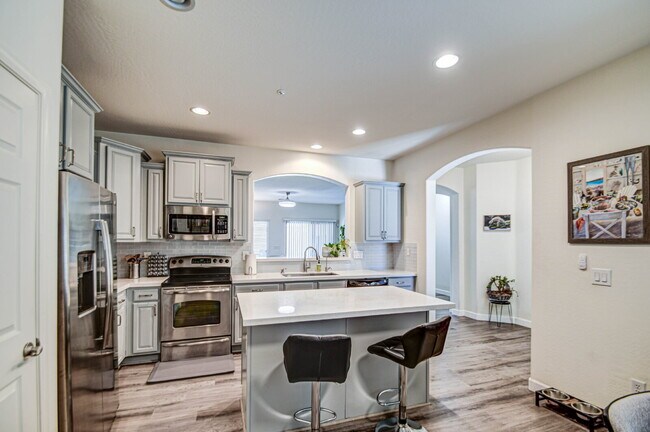 Building Photo - Del Rio Ranch Beauty
