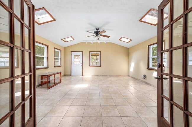 Building Photo - 5813 Russell Ln