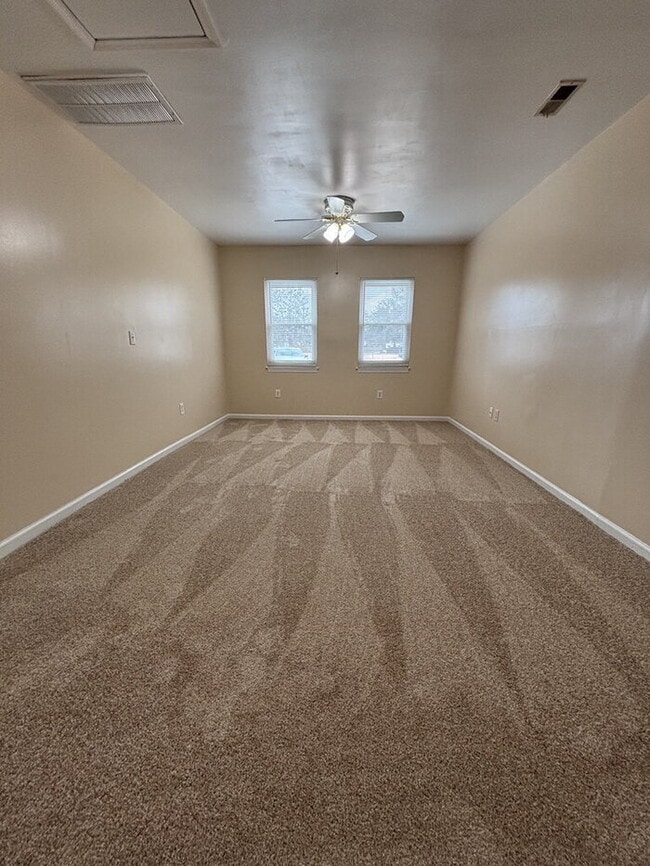 Building Photo - 115 Aylesbury Rd