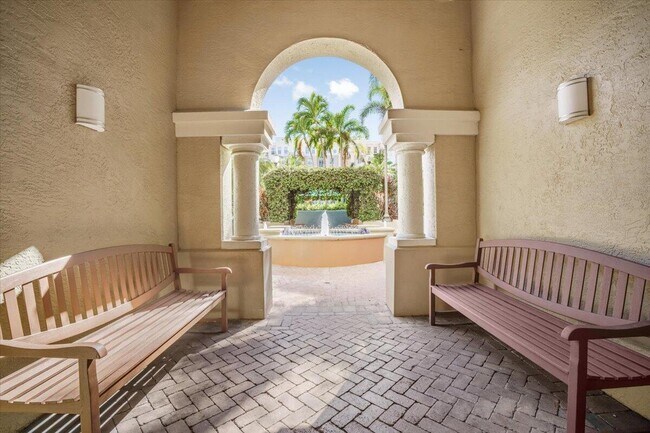 Building Photo - 520 SE 5 Ave