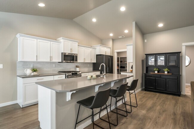 Building Photo - Spacious 4 Bedroom Gem with Private Backya...