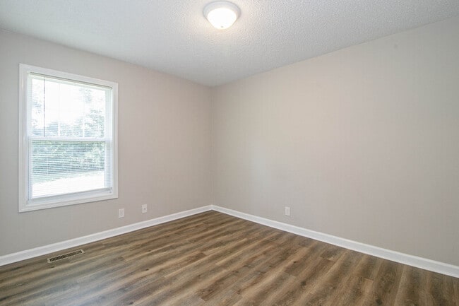 Building Photo - 233 Waterford Dr
