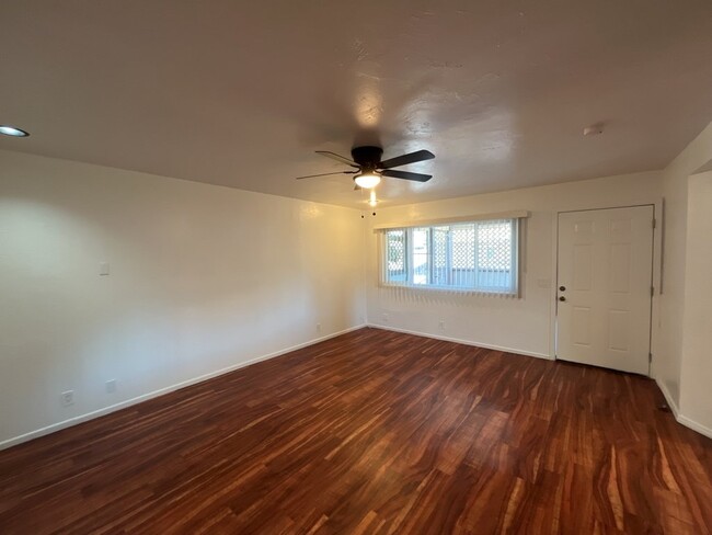 Building Photo - Centrally located lovely 2 bedroom 1 bathr...