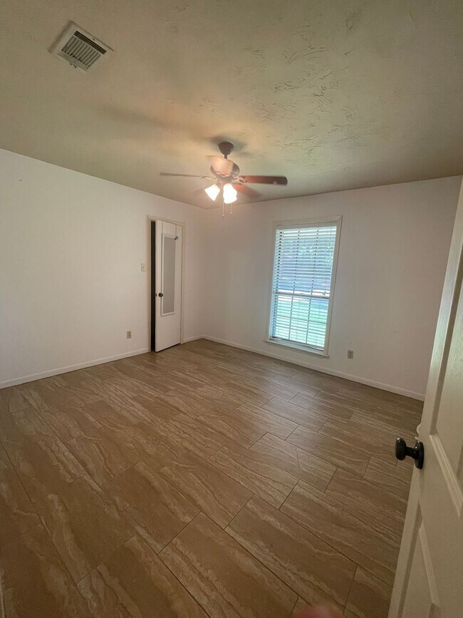 Building Photo - 920 Shumard Oak St
