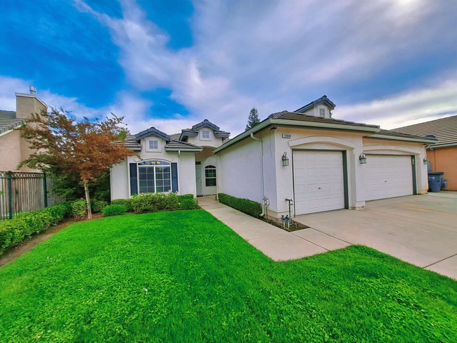 Building Photo - Gorgeous Fresno Residence with Premium Fin...