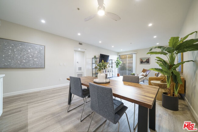 Building Photo - 625 S Berendo St