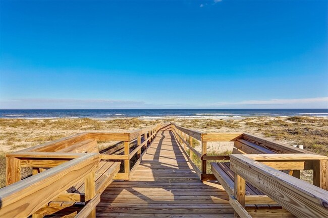 Building Photo - 426 Beachside Pl