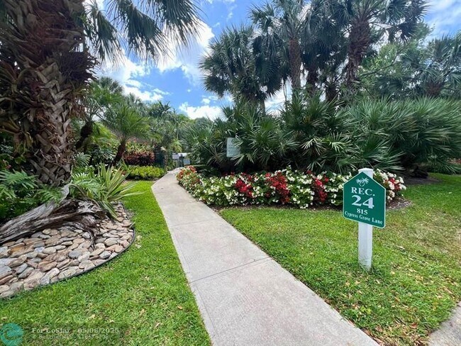 Building Photo - 933 Cypress Grove Dr