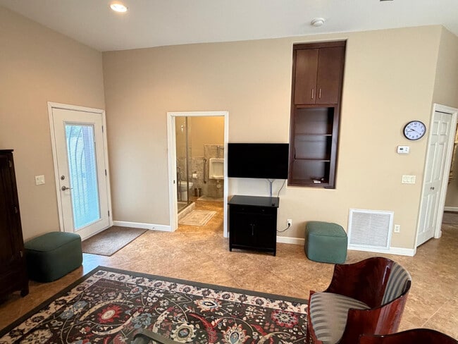 Building Photo - 4132 E Grandview Cir