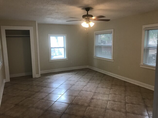 Building Photo - Large Old West Tampa Home