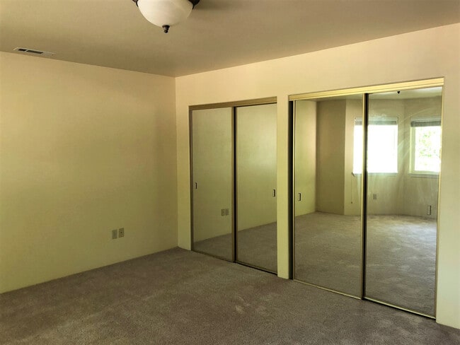 Building Photo - 172 NE Rifle Range St
