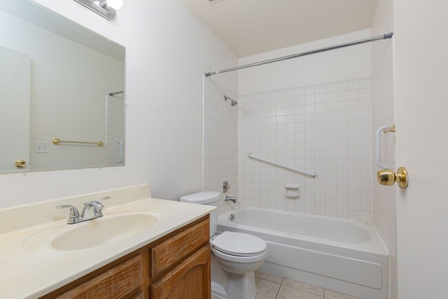 Building Photo - Single story one bedroom unit in community...