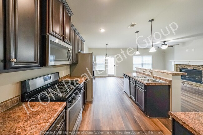 Building Photo - 3/3 Townhome with 2 car garage