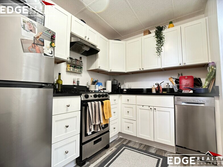 Building Photo - 264 Kelton St