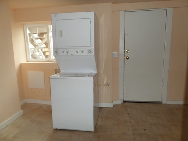 Building Photo - Super Cute & Renovated 3-Bedroom Cottage i...