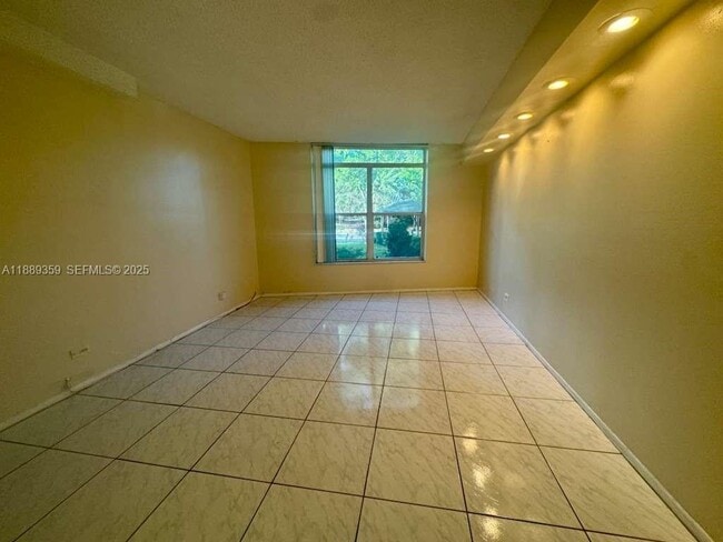 Building Photo - 3720 Inverrary Dr