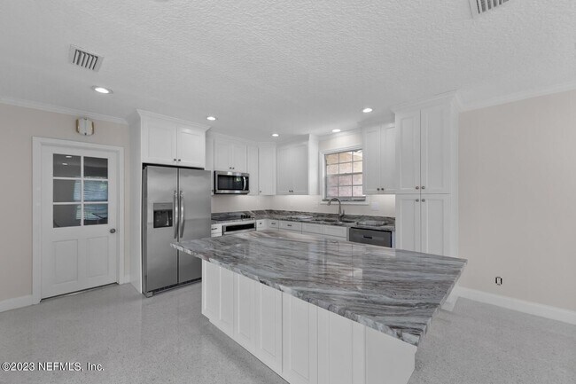 Building Photo - 221 Pablo Rd