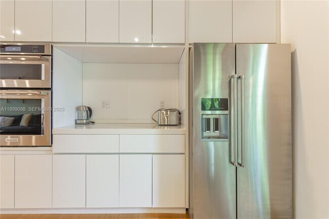 Building Photo - 523 NE 68th St