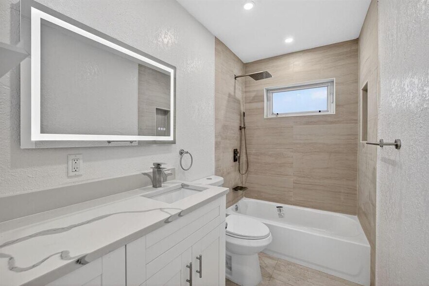 Building Photo - 1120 Mango Is