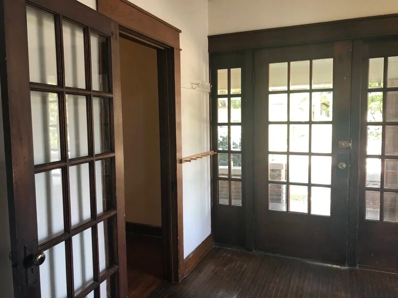 Building Photo - 518 E 2nd St